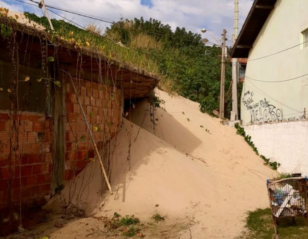 Quantidade de areia sobre uma das casas comprometeu a estrutura do imóvel — Foto: Defesa Civil/Reprodução