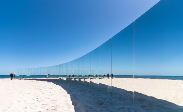 Parede espelhos cria ilha deserta artificial em praia australiana (Foto: Divulgação)