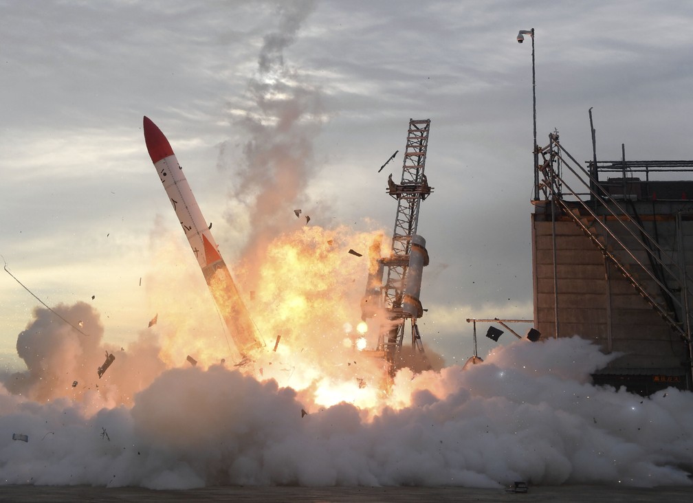 Foguete desenvolvido pela startup Interstellar Technologies caiu e explodiu segundos após seu lançamento, em Taiki, ilha de Hokkaido, Japão. (Foto: Masanori Takei/Kyodo News via AP)