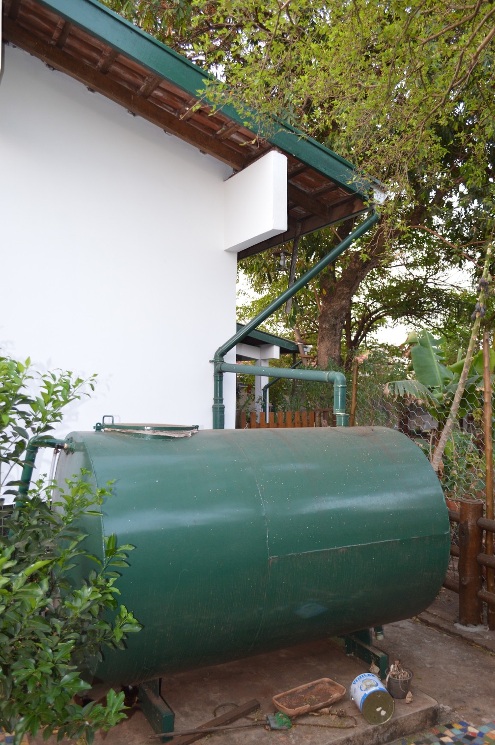 Em outro ponto da casa de Marta Soller, água pluvial é recolhida e levada para outra caixa d'água — Foto: Anderson Viegas/g1 MS