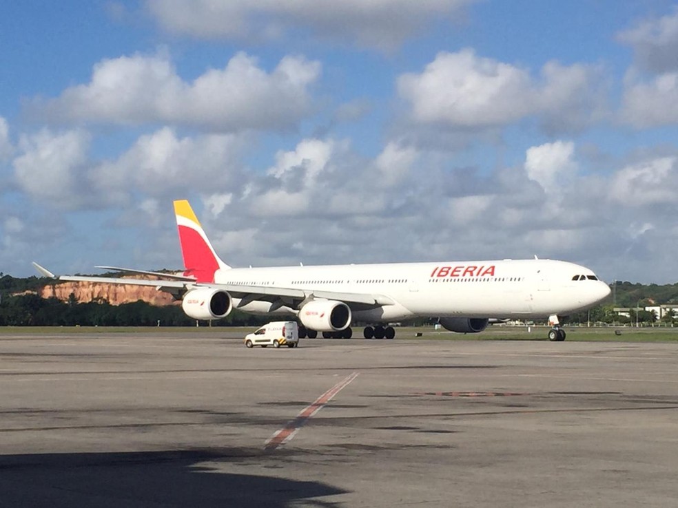 Avião da Iberia fez pouso de emergência no Recife, nesta quarta (22), depois que passageiro passou mal — Foto: Gabriel Facundo/WhatsApp