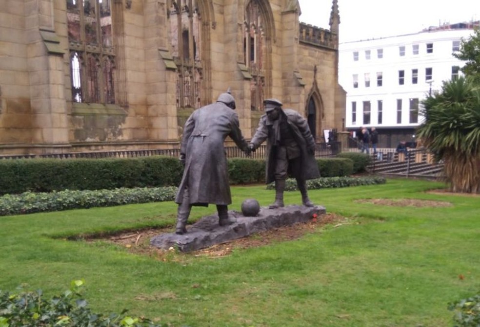 utra escultura de Andy Edwards para homenagem a trégua de Natal. A obra está localizada em Liverpool — Foto: RUMEANA JAHANGIR/BBC