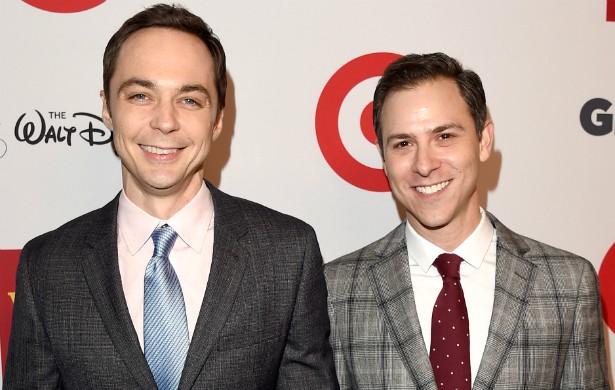 Jim Parsons, de 'The Big Bang Theory', namora desde 2002 com o diretor de arte Todd Spiewak. Ele revelou a homossexualidade em um artigo para o jornal 'The New York Times' publicado em 2012. (Foto: Getty Images)
