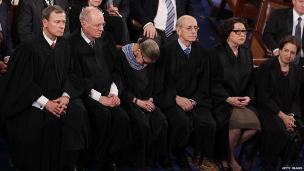 Momento em que a juíza da Corte Suprema dos EUA Ruth Ginsburg dorme durante discurso de Barack Obama em 2015 (Foto: Getty Images via BBC News)