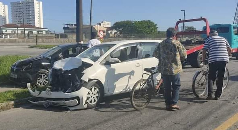 Colisão frontal deixou dois feridos em Mongaguá, SP — Foto: Reprodução/Mongaguá na Tela