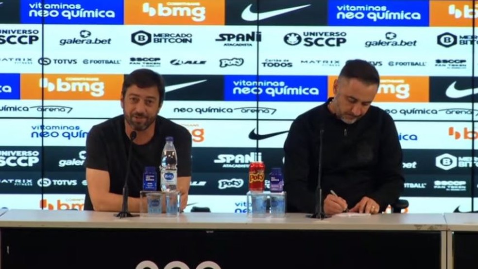 Corinthians e Vítor adiam decisão sobre futuro, mas técnico diz: 