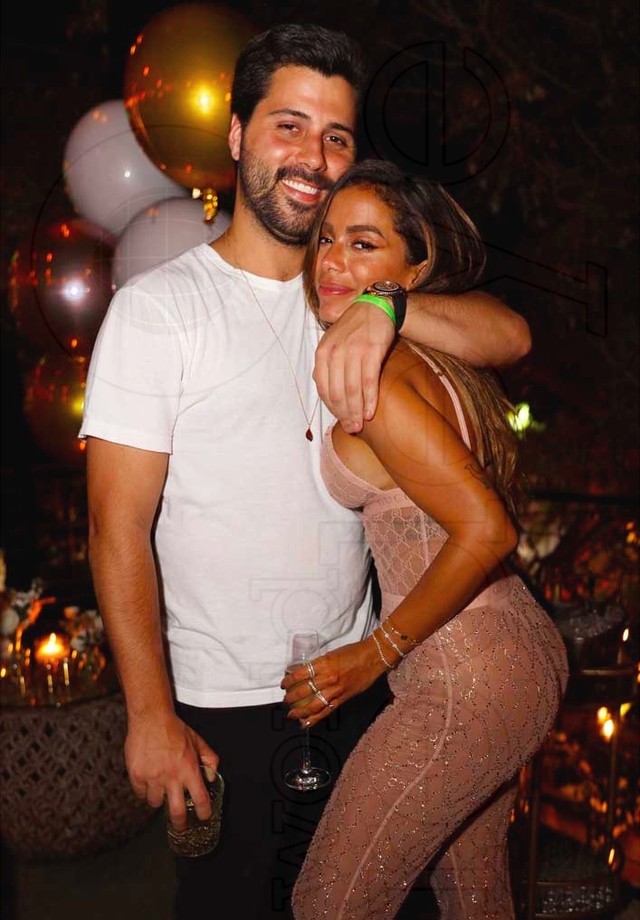 Anitta e Mikey Chetrit curtiram juntos a festa de28 da cantora em Miami (Foto: Reprodução/Instagram)