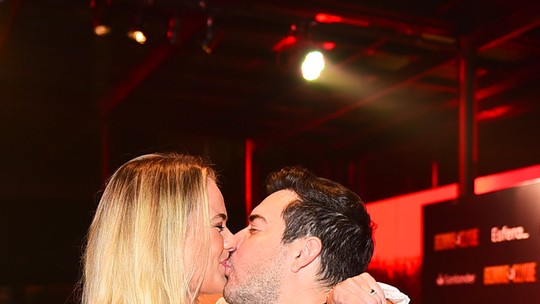 Belutti e Thaís Pacholek trocam beijos apaixonados em noite de teatro