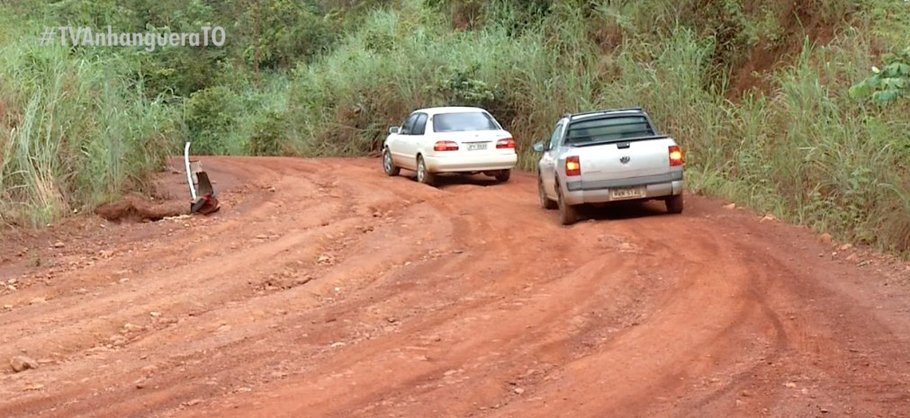 Lama, buracos e cratera dificultam passagem na estrada do Vale da Cachoeira e deixam crianças sem aula na zona rural de Palmas