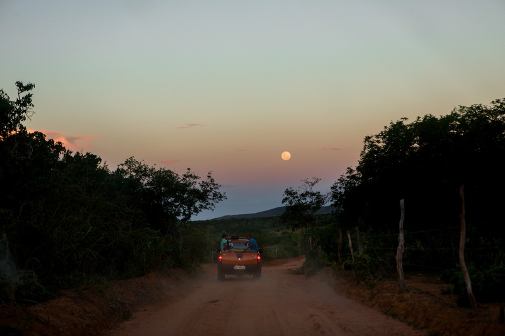 O nascer da lua é visto durante o entardecer na região de Jeremoabo, no sertão da Bahia — Foto: Marcelo Brandt/G1