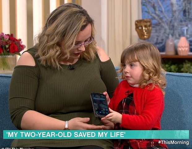 Sophia usou digital da mãe para desbloquear celular e pedir ajuda (Foto: Reprodução/ITV)