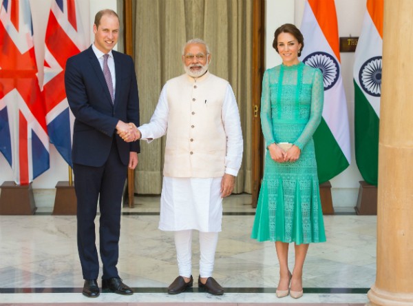 Kate Middleton escolheu um vestido avaliado em R$ 4 mil para jantar com primeiro ministro da Índia (Foto: Pool / Getty Images)