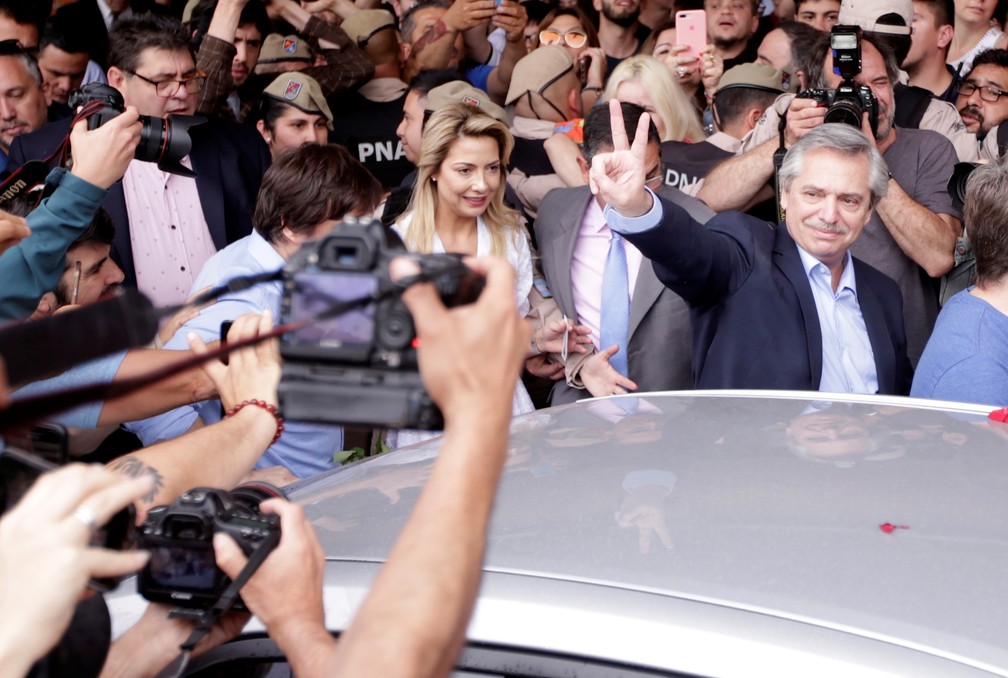 Alberto Fernández ao ir votar neste domingo (27) em Buenos Aires — Foto: Reuters/Ricardo Moraes