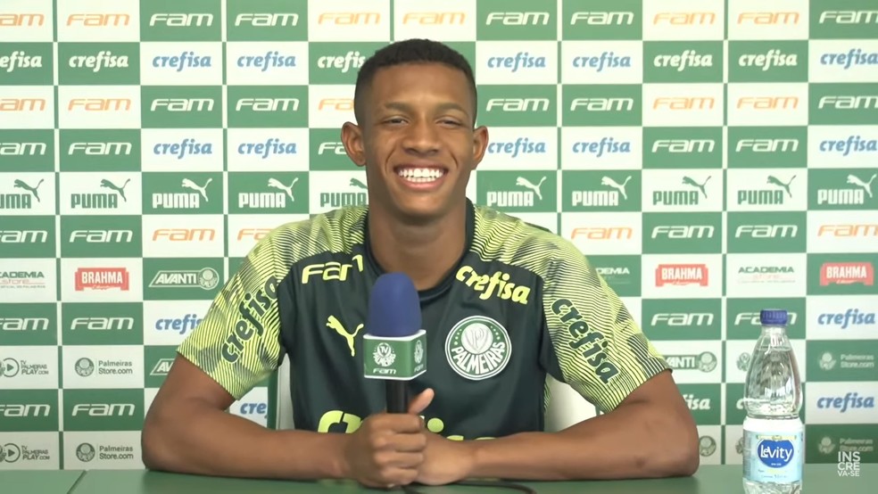 Danilo Ganha Fama E Acumula Selfies Nas Ruas Apos Sequencia No Palmeiras Palmeiras Ge