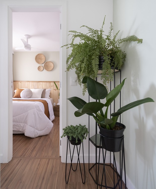 VERDE | Aqui, um conjunto de plantas dá as boas-vindas ao quarto, afinal o verde é um elemento importante no projeto do Studio Canto. Tripé mais alto da Selvvva  (Foto: Cris Farhat/Divulgação)