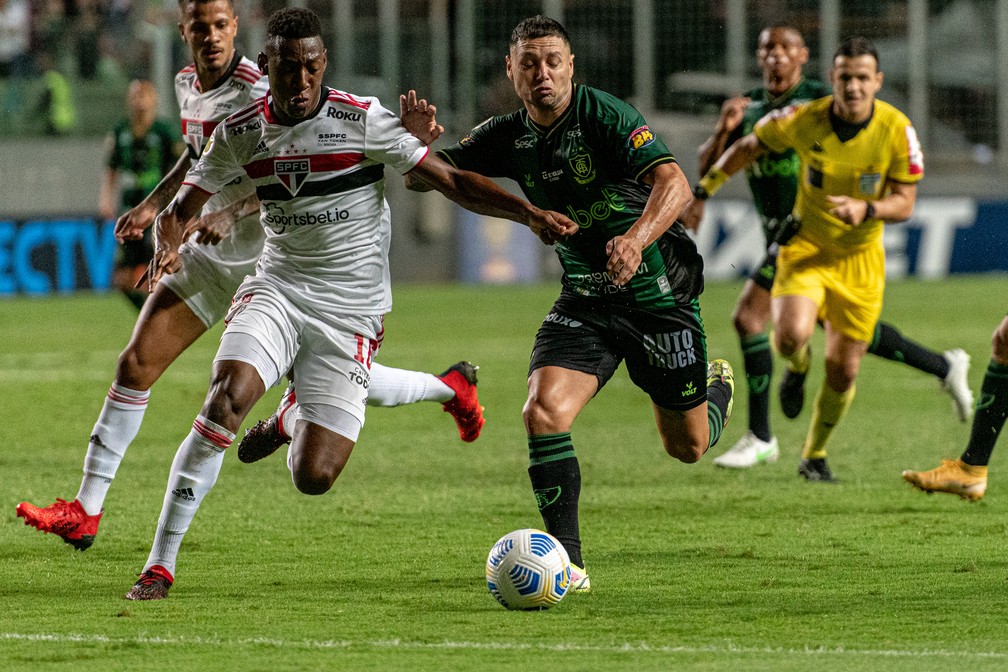 Zárate e Léo em América-MG x São Paulo — Foto: Alessandra Torres/AGIF