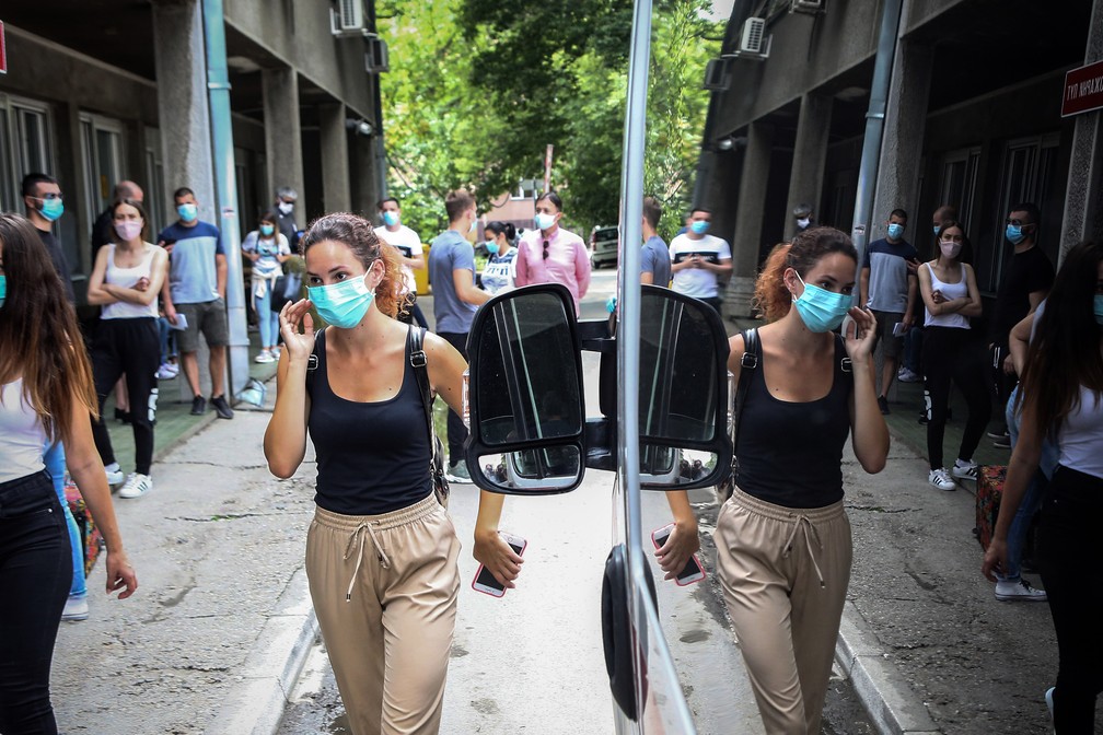 Com máscaras, pessoas com sintomas esperam atendimento e teste para Covid-19 na Sérvia  — Foto: Oliver Bunic/AFP