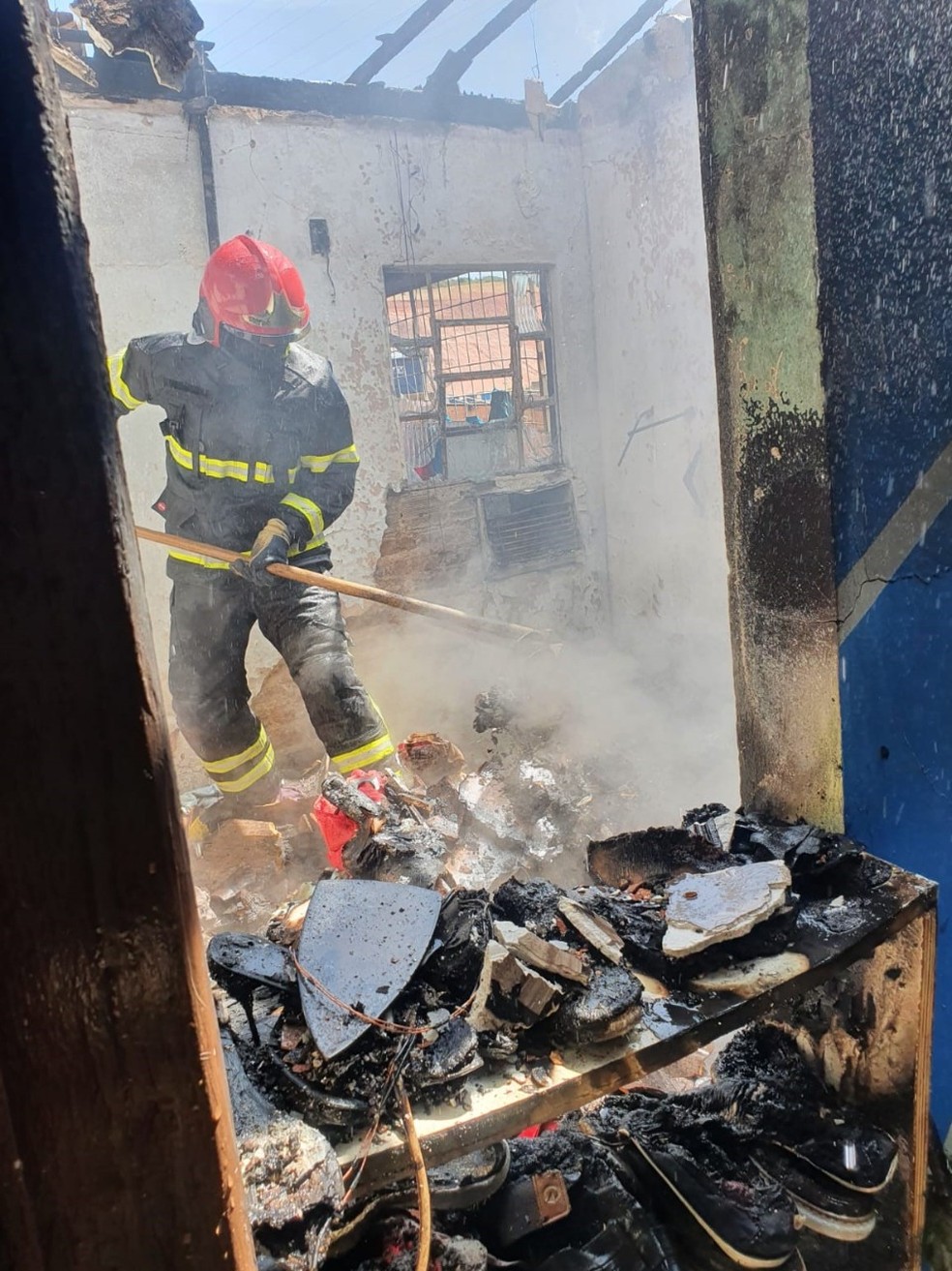 Incêndio destrói quarto e cozinha de casa no Jacintinho em Maceió — Foto: Corpo de Bombeiros