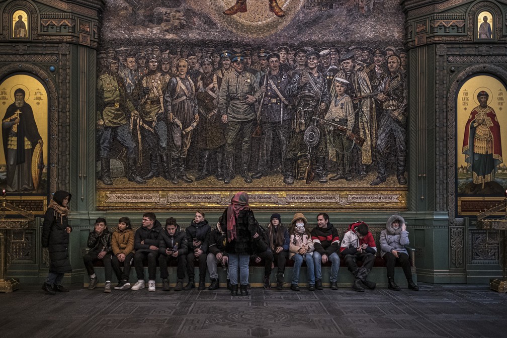 Crian&ccedil;as visitam Catedral das For&ccedil;as Armadas Russas, em Kubinka &mdash; Foto: Sergey Ponomarev/New York Times