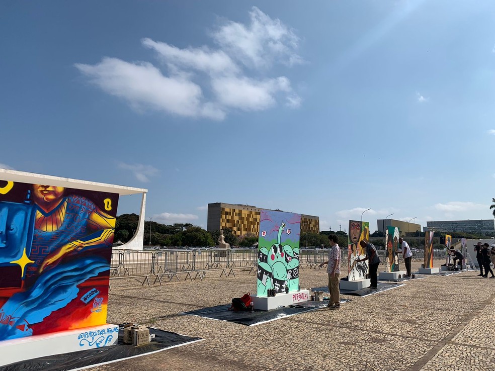 Grafiteiros de diversas partes do país desenham painéis sobre os vários sentidos da "liberdade", na Praça dos Três Poderes, em Brasília — Foto: Foto: Amanda Sales