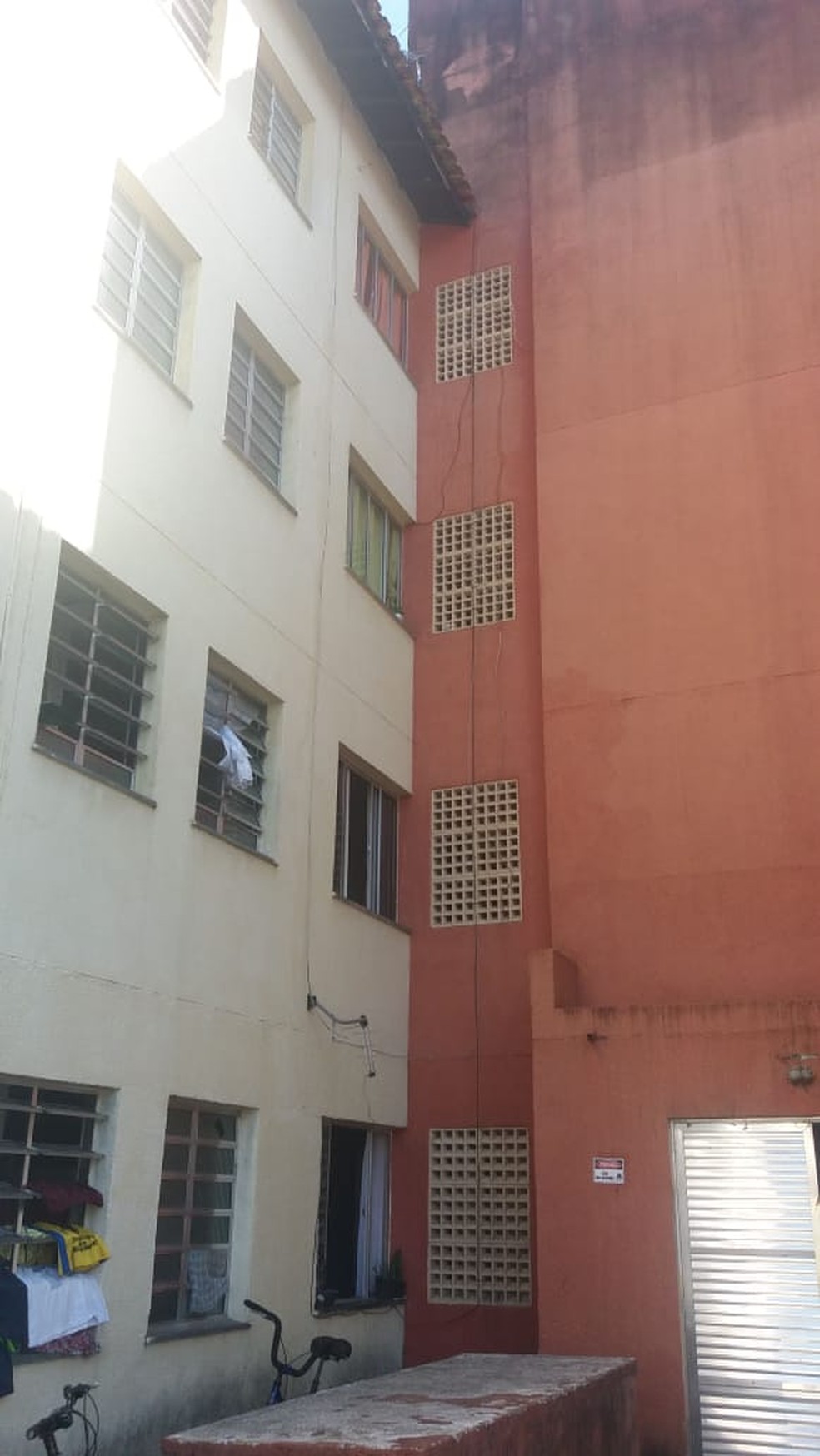 Crian&ccedil;a que caiu do 4&ordm; andar de edif&iacute;cio em Praia Grande (SP) foi 'salva' por antena de TV, diz testemunha &mdash; Foto: G1 Santos