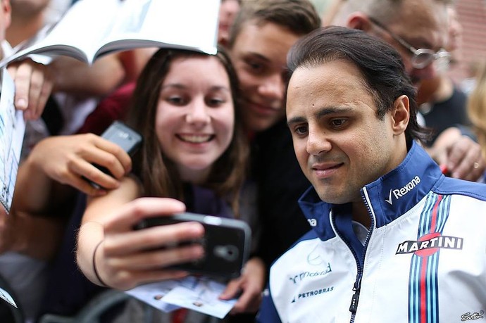 Felipe Massa posa para fotos com fãs em Spa, Bélgica, nesta quinta-feira (Foto: Divulgação)