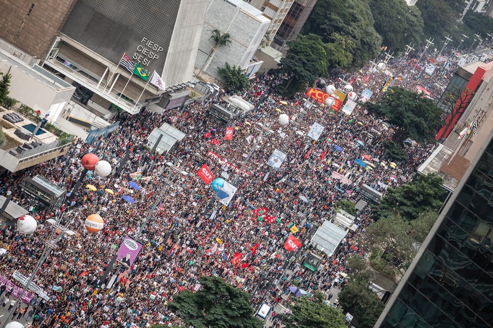 15 de maio - Manifestantes protestam na Avenida Paulista, em São Paulo, contra o bloqueio de recursos para a educação anunciado pelo MEC, que motivou atos com multidões em mais de 200 cidades do país. Foi o início da primeira grande onda de manifestações durante o governo do presidente Jair Bolsonaro — Foto: Fábio Tito/G1