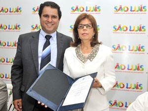 Prefeito Edivaldo Holanda Jr e secretária de Saúde Helena Duailibe assinaram Termo de Posse (Foto: Divulgação/Secom)