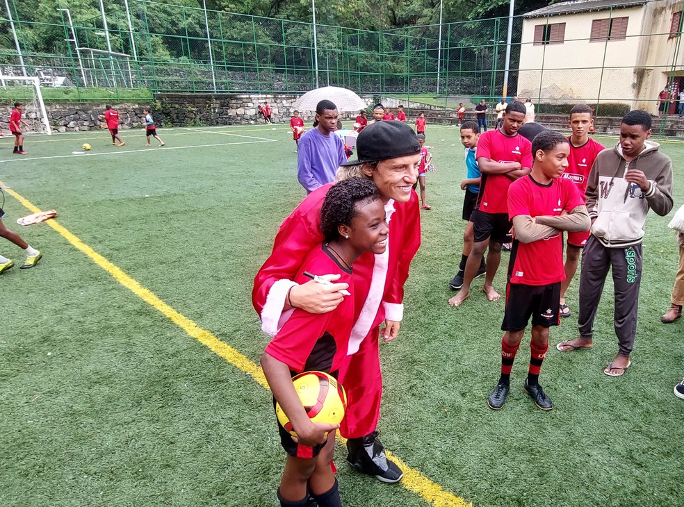 A sorridente Thaila n&atilde;o caiu no papo da reportagem de que o Papai Noel era o Coringa Gerson, grande desejo do Flamengo &mdash; Foto: Fred Gomes