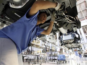 Funcionário monta um carro em fábrica da Volkswagen em São Bernardo do Campo, São Paulo. (Foto: Reuters)