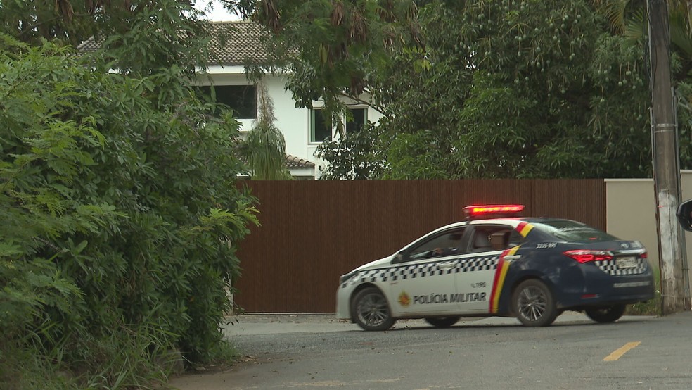 Polícia Militar faz ronda na frente da casa do ministro do Tribunal de Contas da União (TCU) Benjamin Zymler — Foto: TV Globo/Reprodução