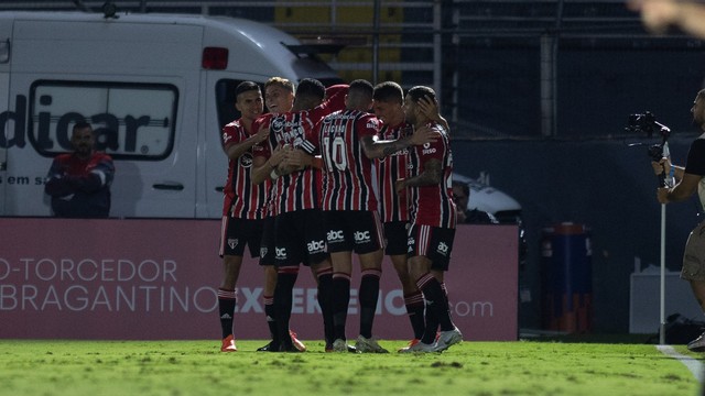 Jogadores do S&atilde;o Paulo comemoram gol de Galoppo contra o Bragantino