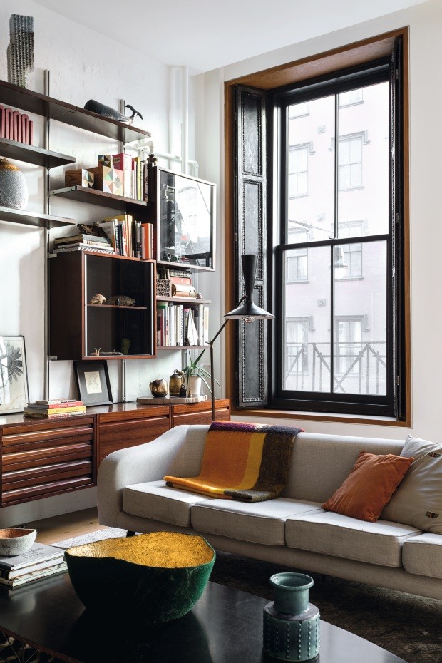 Móveis vintage de ícones do design são destaque neste apartamento em NY (Foto: Fran Parente)