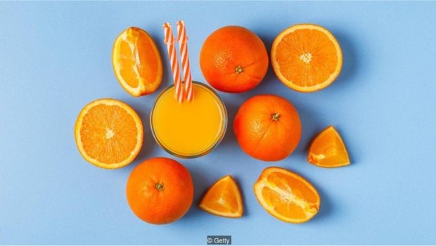 Dado que o suco de frutas tem a maior parte de sua fibra removida, sua frutose conta como "açúcares livres", que são menos saudáveis (Foto: GETTY IMAGES via BBC)
