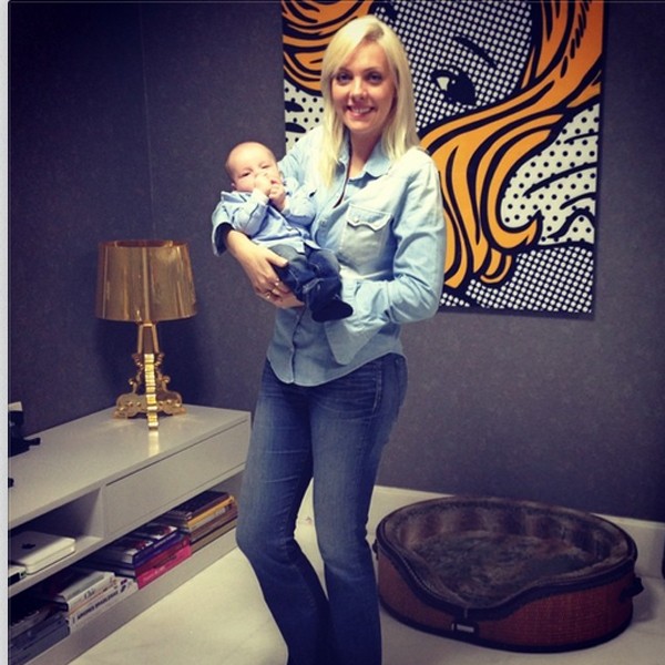 Fernanda Hickmann segura o sobrinho no colo (Foto: Reprodução/Instagram)