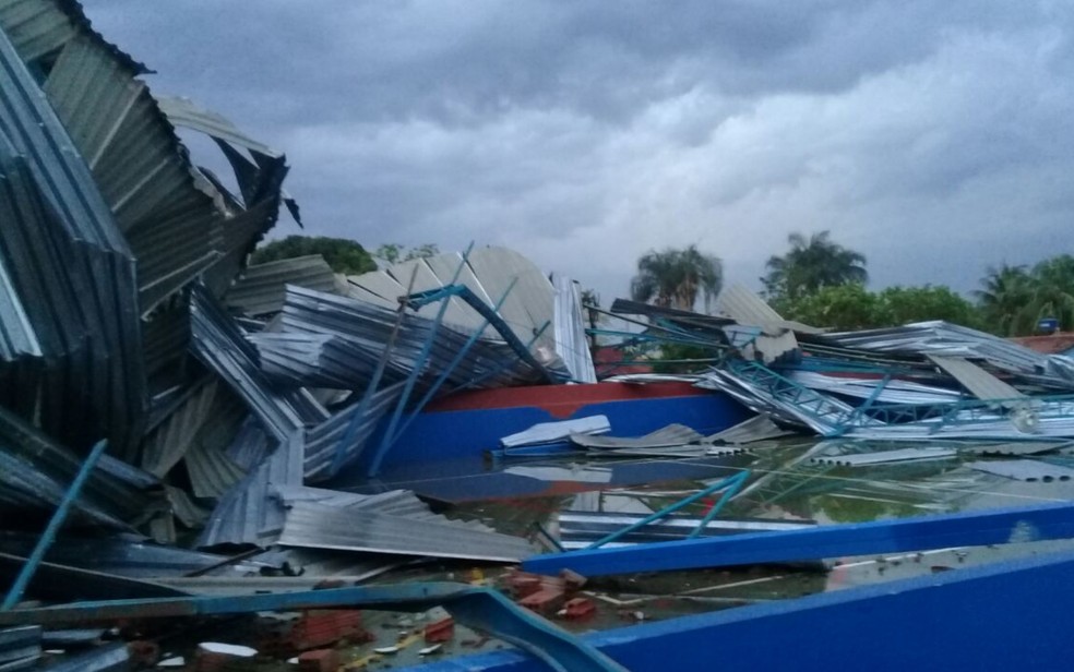 Quadra de esportes ficou completamente destruída, em Nova Glória, Goiás (Foto: Reprodução/Facebook)