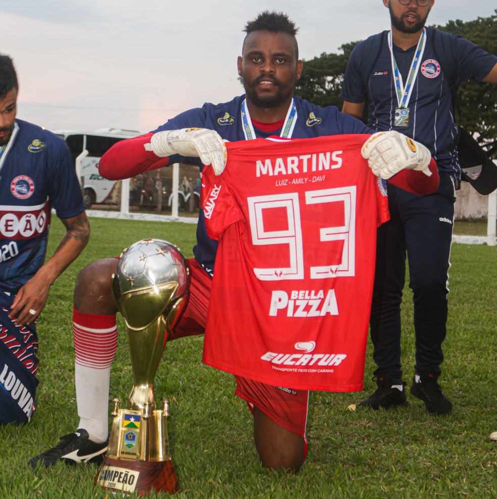 Martins junto � ta�a de campe�o rondoniense, na �ltima temporada � Foto: Divulga��o