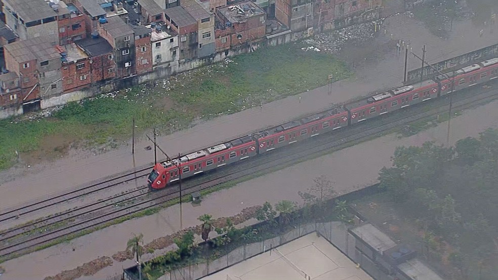 Trem parado em via da estação São Caetano.  — Foto: Tv Globo