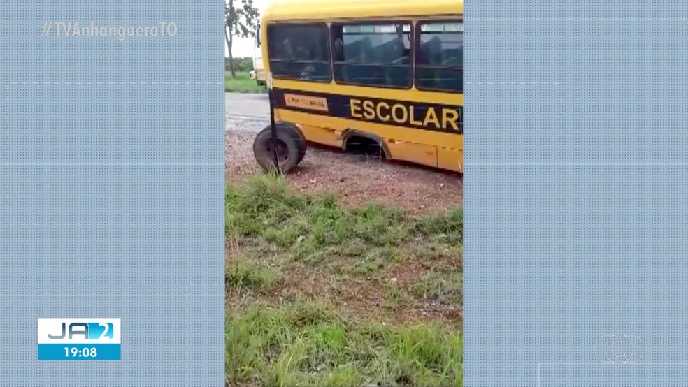 Roda do ônibus se soltou enquanto alunos eram transportados — Foto: Reprodução/TV Anhanguera