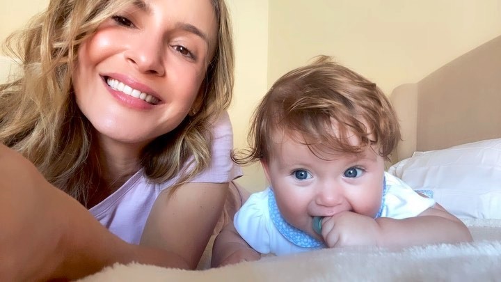 Claudia Leitte e a filha caçula, Bela (Foto: Reprodução/Instagram)