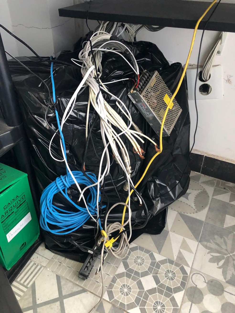 Criminosos furtaram televisÃ£o de 43 polegadas, circuito de cÃ¢meras de seguranÃ§a e um HD â€” Foto: DivulgaÃ§Ã£o