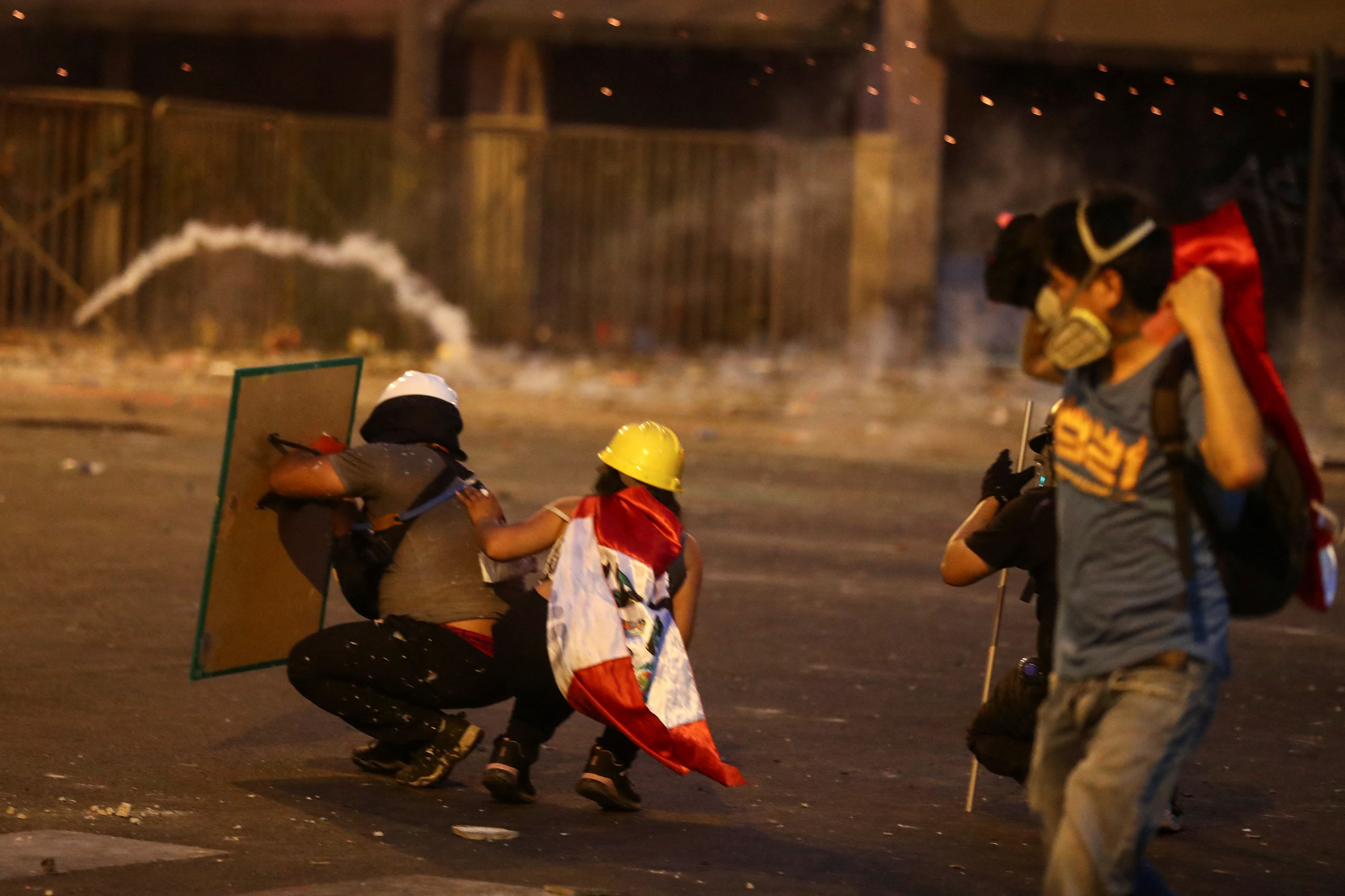 Crise no Peru: manifestantes e policiais entram em confronto em mais uma noite de protestos