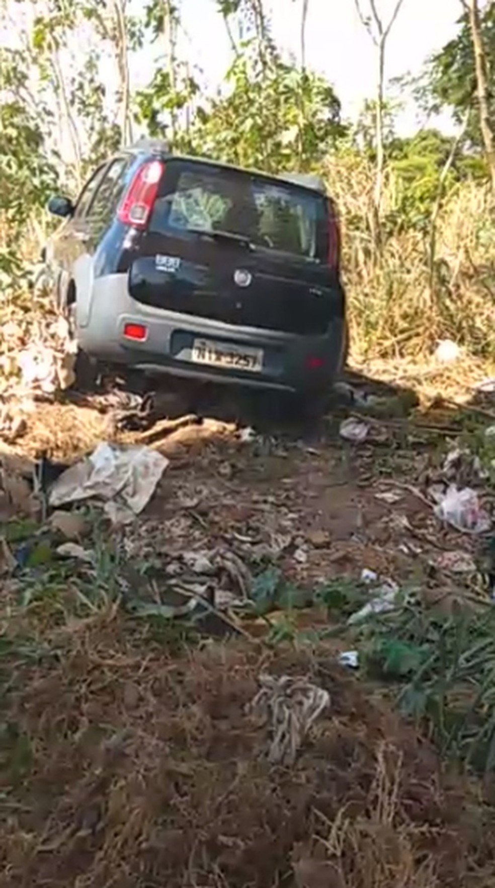 Carro foi abandonado próximo da pilastra da Ponte do Tancredo Neves — Foto: Reprodução/Redes sociais