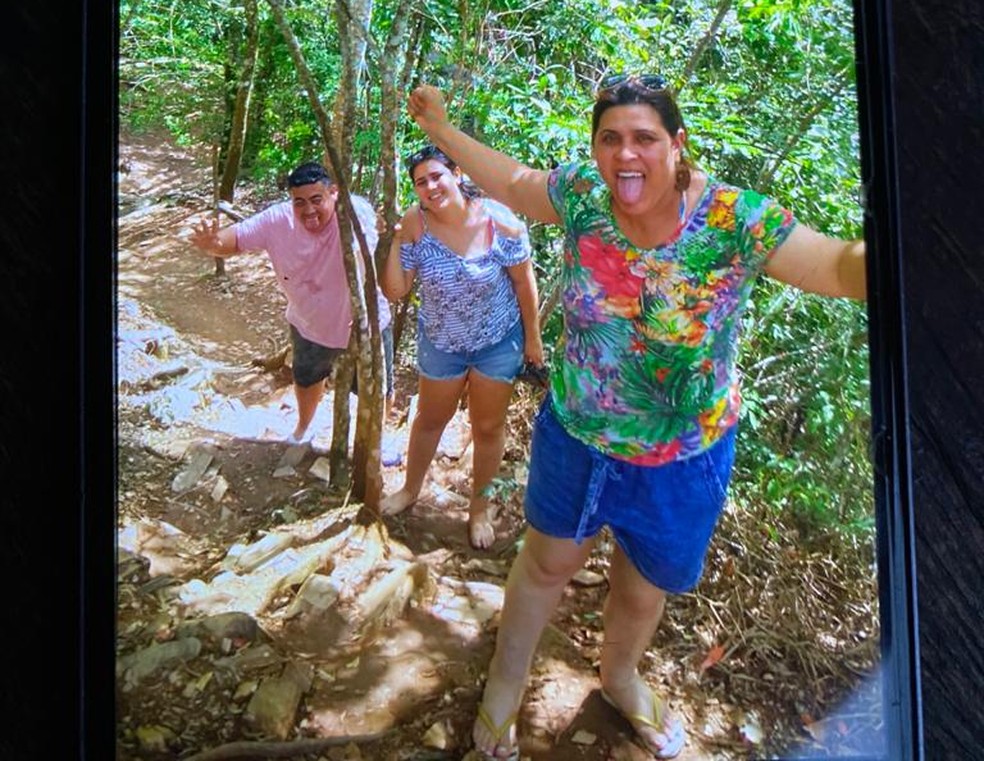Emerson, Daphine e Áurea, em foto tirada pouco antes de serem arrastados pela cabeça d'água, na quarta-feira — Foto: Arquivo pessoal