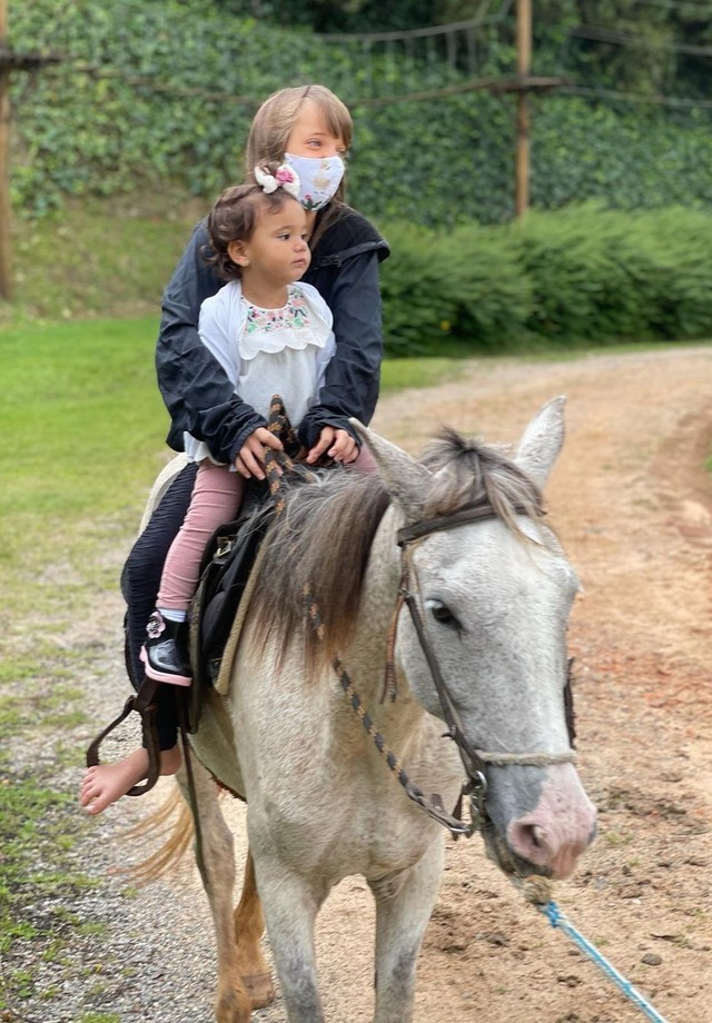 Ticiane Pinheiro curte passeio a cavalo com as filhas (Foto: Reprodução/Instagram)