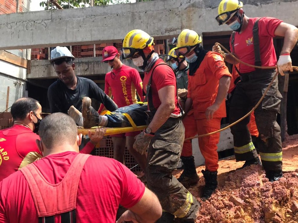 Homem foi socorrido pelos Bombeiros após ficar enterrado até o pescoço em Maceió — Foto: Ascom/ CBMAL