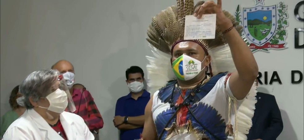 Índio potiguara Genildo Avelar foi o segundo a ser vacinado na Paraíba — Foto: Reprodução/TV Cabo Branco
