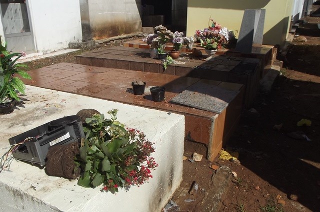 Jazigos foram danificados em cemitério do Oeste (Foto: Éder Luiz.com/Divulgação)
