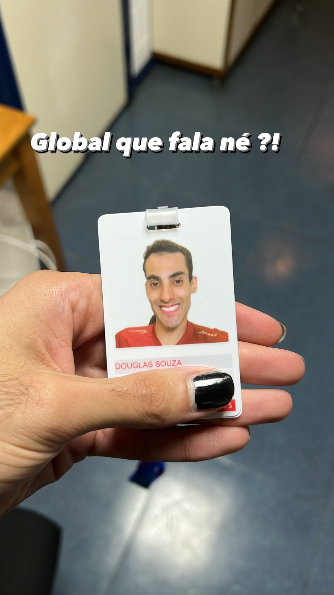 Douglas Souza publica imagem segurando crachá da Rede Globo com sua foto e nome (Foto: Reprodução/Twitter)
