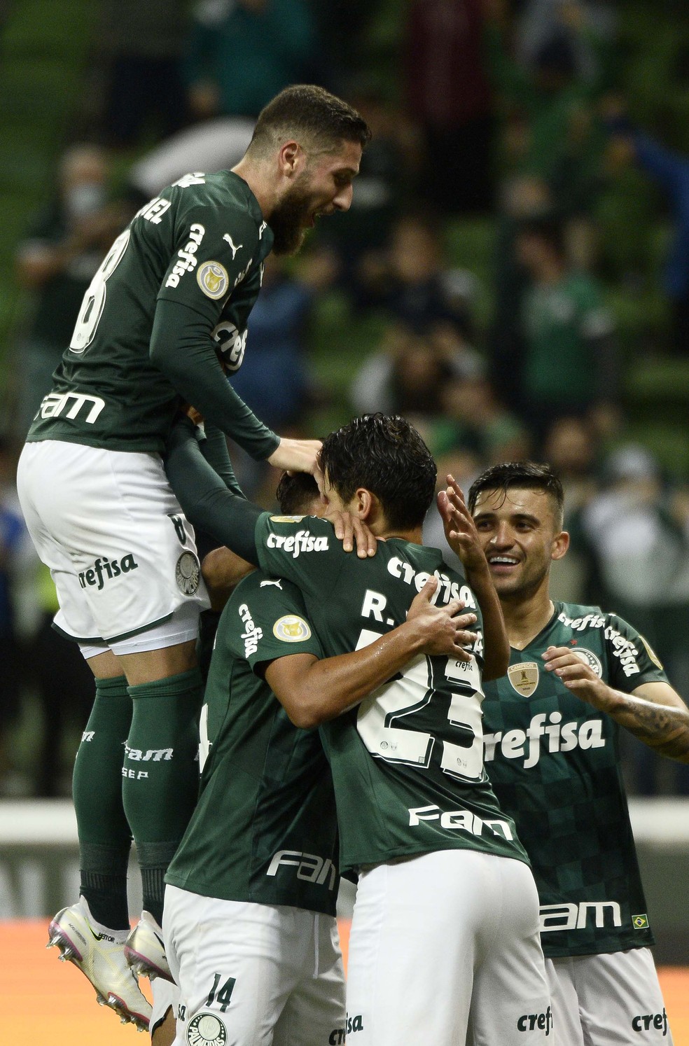Jogadores do Palmeiras comemoram durante a goleada sobre o Atl�tico-GO � Foto: Marcos Ribolli